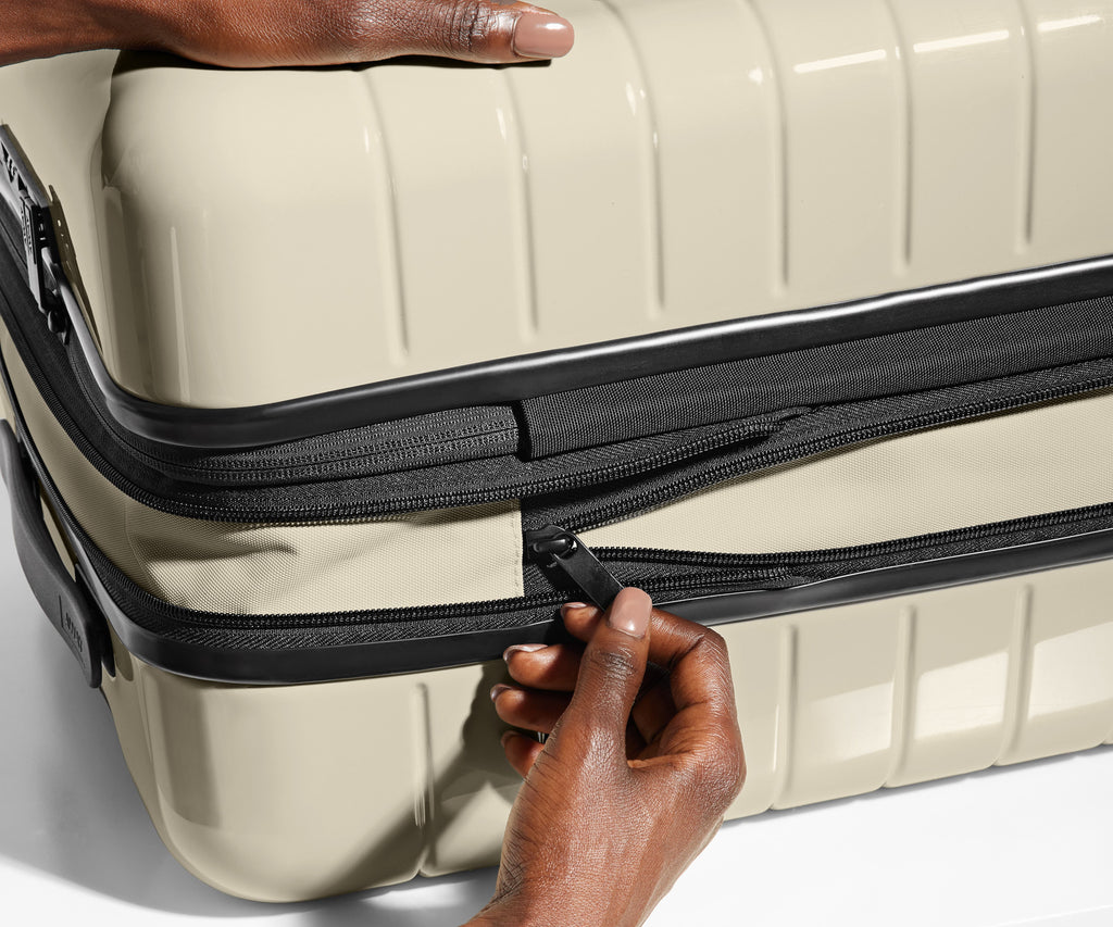 Away The Medium Flex Suitcase - Salt White (Gloss)