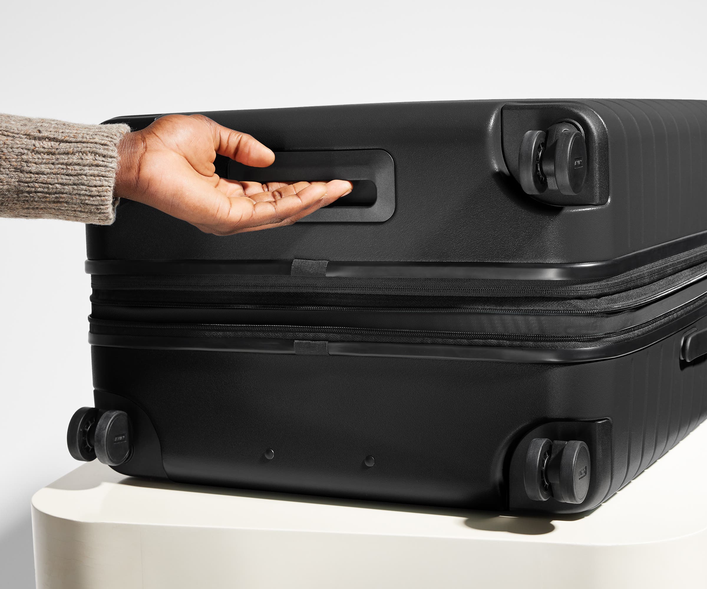 Away The Medium Flex Suitcase - Jet Black