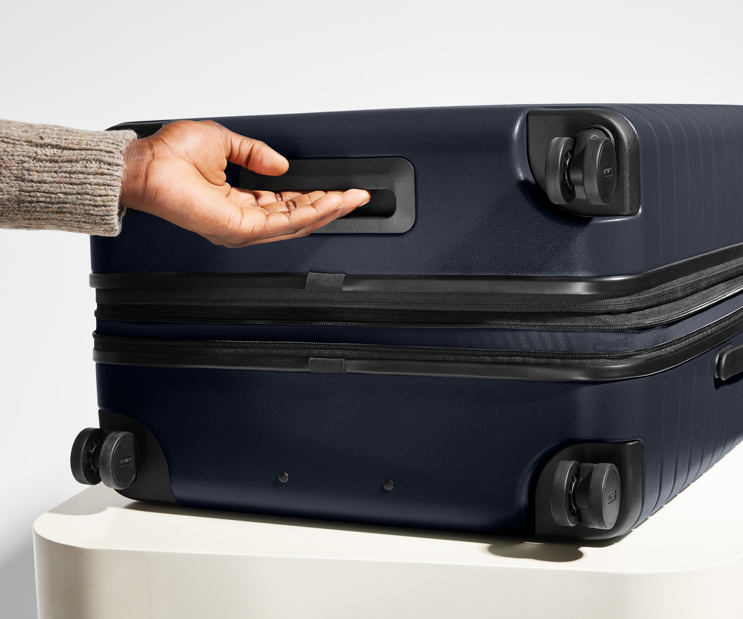 Away The Medium Flex Suitcase - Navy Blue