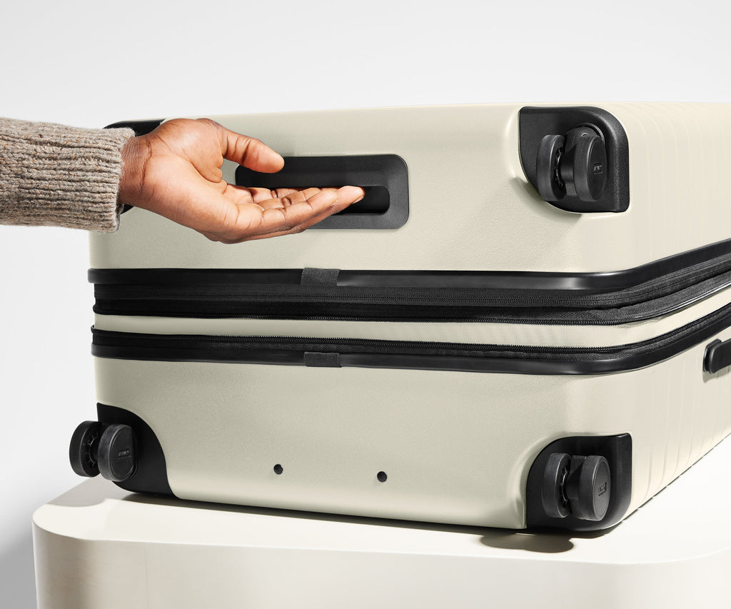 Away The Medium Flex Suitcase - Salt White