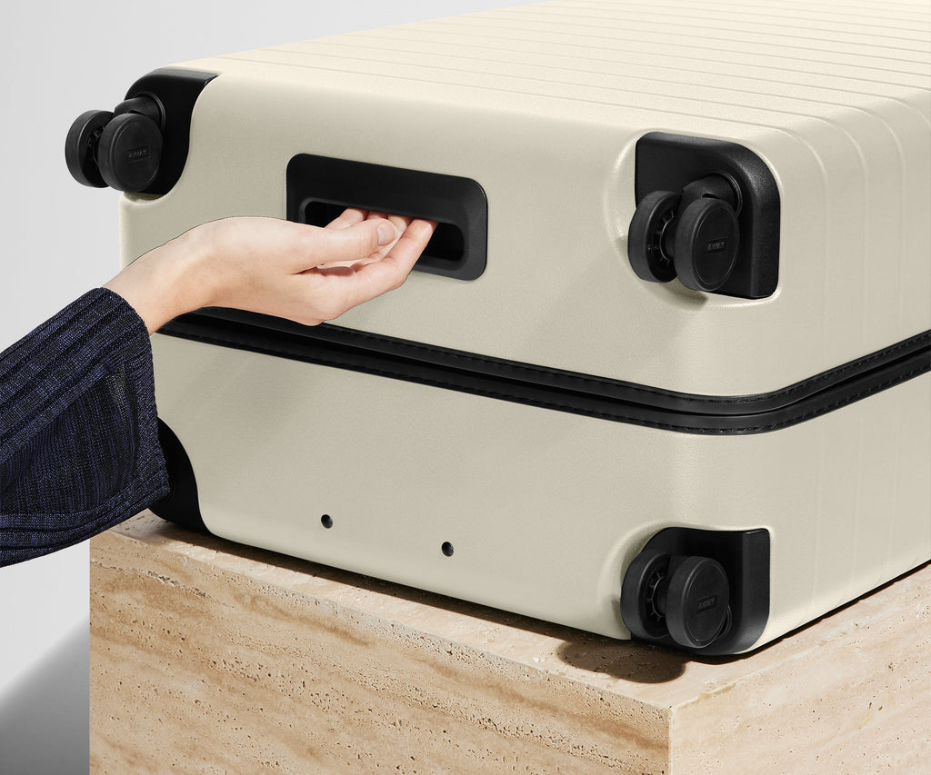 Away The Medium Suitcase - Salt White